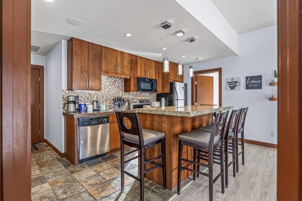 Apartment S105 Stay- Hot Tub, Stream Rm, Gym, Parking Mtn Retreat *