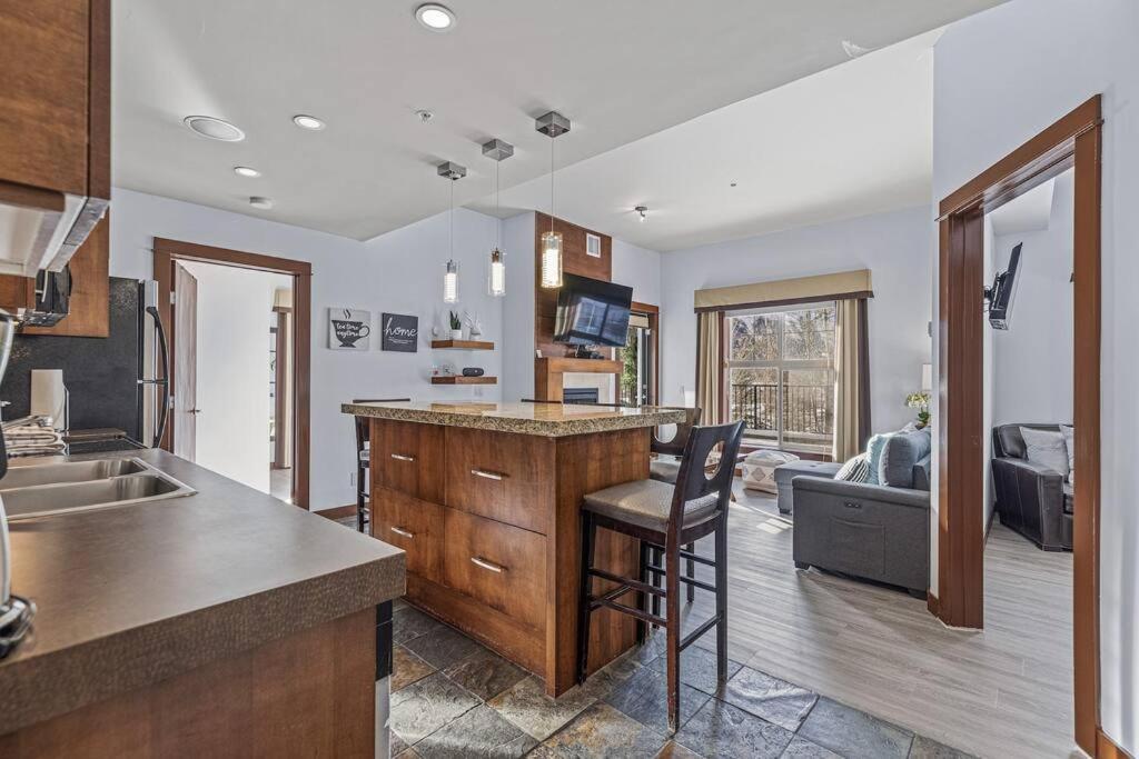 Apartment S105 Stay- Hot Tub, Stream Rm, Gym, Parking Mtn Retreat *