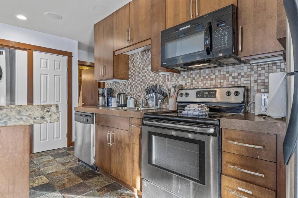 Apartment S105 Stay- Hot Tub, Stream Rm, Gym, Parking Mtn Retreat