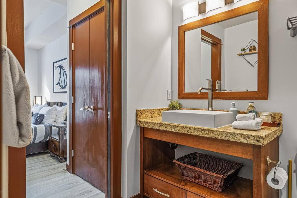 Apartment S105 Stay- Hot Tub, Stream Rm, Gym, Parking Mtn Retreat Canmore