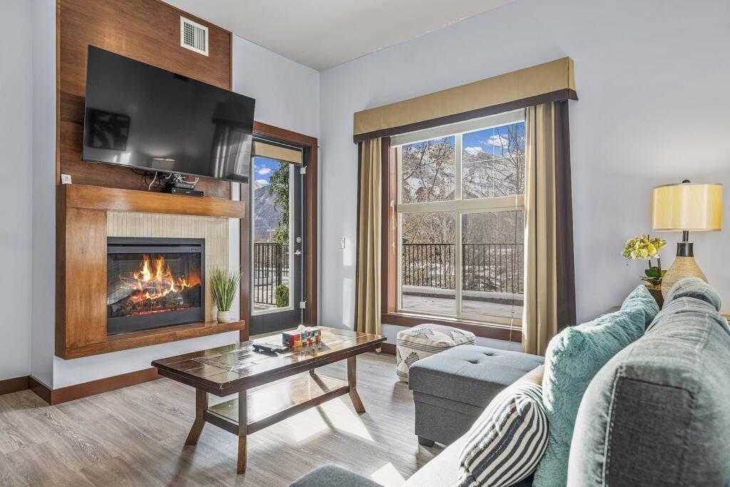 S105 Stay- Hot Tub, Stream Rm, Gym, Parking Mtn Retreat Apartment Canmore
