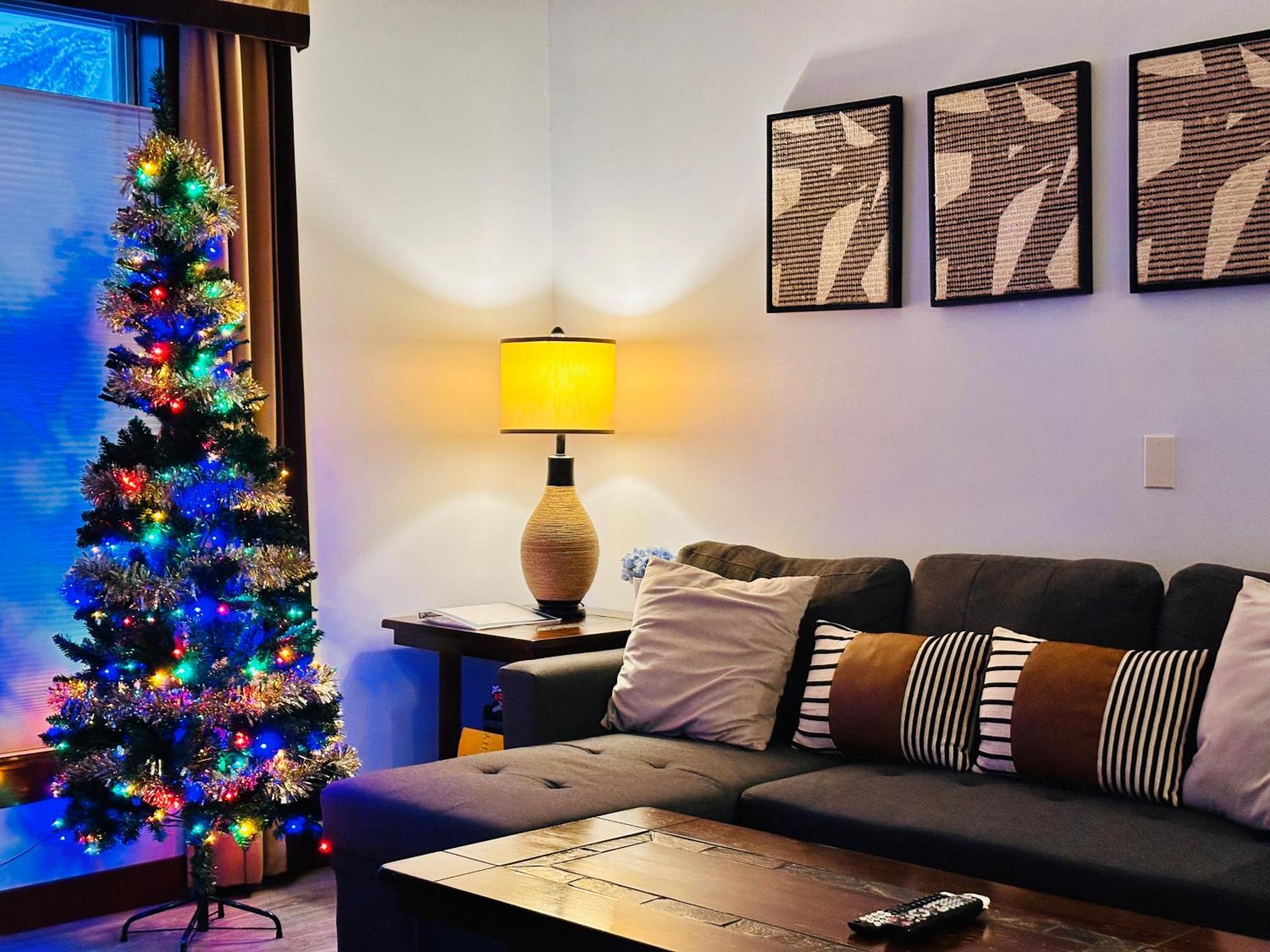 Apartment S105 Stay- Hot Tub, Stream Rm, Gym, Parking Mtn Retreat Canmore